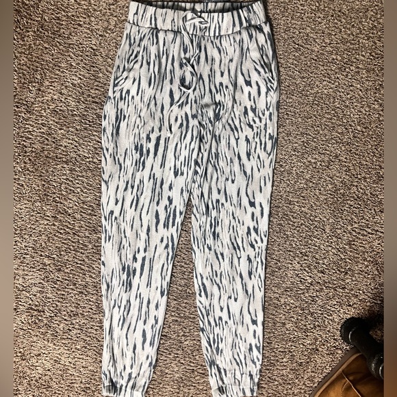Express high waisted snow leopard jogger pants - Picture 2 of 4